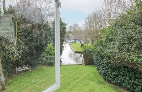 Horning Cottage | SWAN DYKE COTTAGE, pet friendly, country holiday cottage in Horning