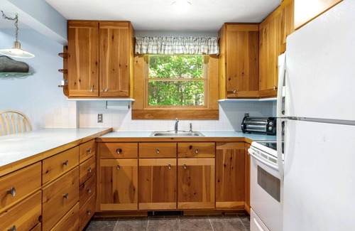 Lyman House | Swan Song – Private, Waterfront Home for 8! Great Amenities, Great Location