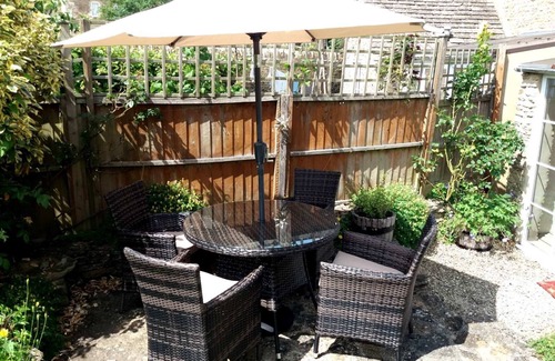 Southrop Cottage | SWAN VIEW, pet friendly, with open fire in Southrop