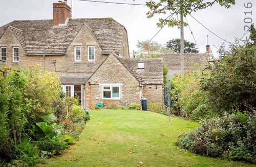 Southrop Cottage | SWAN VIEW, pet friendly, with open fire in Southrop