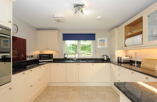 Eleighwater Cottage | SWANDOWN, 14 GOLDENHAYE, pet friendly in Cricket St. Thomas