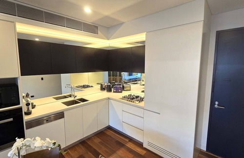 Rosebery Apartment | Swanky 2 bed apt. with parking; Easy city access