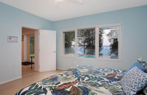Mannering Park House | Swanky Suite Studio - Studio w/Share Pool & Jetty!