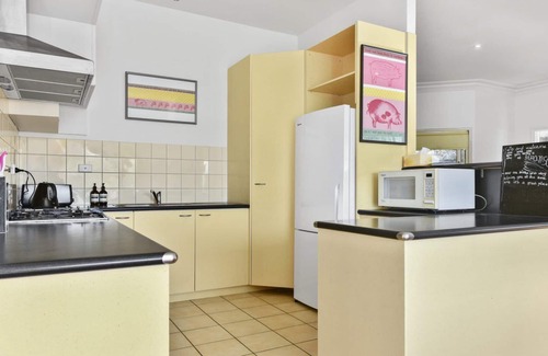 Aireys Inlet House | Swansea - pets can come on a holiday too