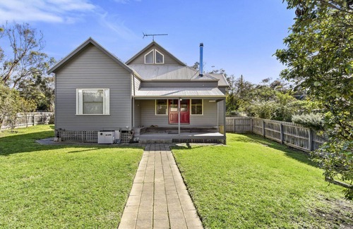 Aireys Inlet House | Swansea - pets can come on a holiday too