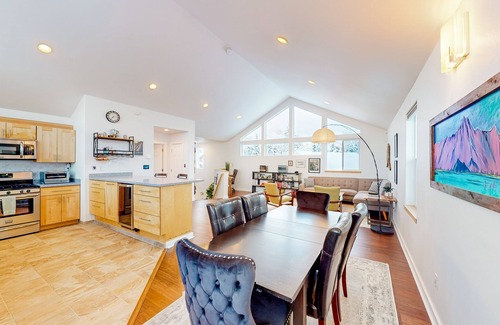 Bear Valley House | Sweeping mountain and ski view escape near the city center with a hot tub
