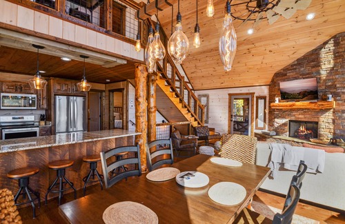 Mineral Bluff Cabin | Sweeping Mountain Views! Secluded, Fire pit, Hot tub, Gas Fireplaces, Game Room!