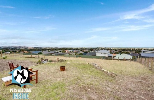 Victor Harbor House | Sweeping Ocean Views 4BR on One Acre