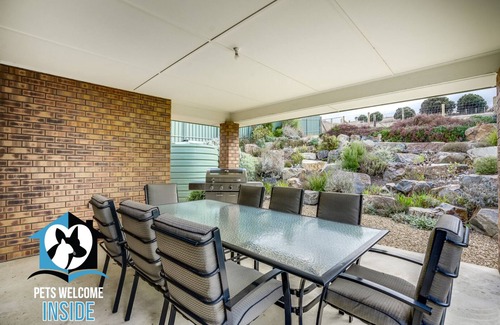 Victor Harbor House | Sweeping Ocean Views 4BR on One Acre