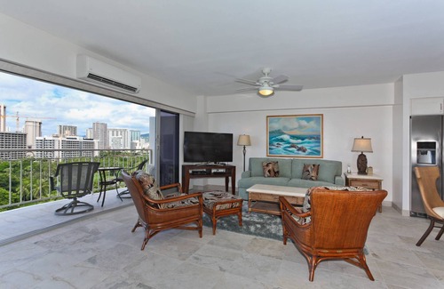 Waikiki Condo | Sweeping Ocean Views, Remodeled, Steps to Beach, Washlet, Parking! Sleeps 4.