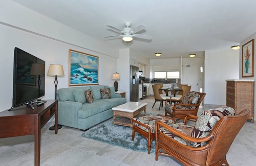 Waikiki Condo | Sweeping Ocean Views, Remodeled, Steps to Beach, Washlet, Parking! Sleeps 4.