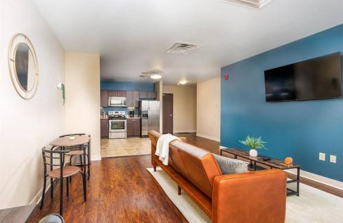 Downtown Pittsburgh Apartment | Sweeping Stadium Views TOP LOCATION BEST VIEWS FAST WIFI 24-7 Gym Lounge Roku