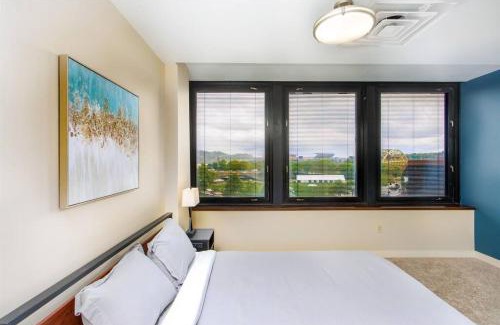Downtown Pittsburgh Apartment | Sweeping Stadium Views TOP LOCATION BEST VIEWS FAST WIFI 24-7 Gym Lounge Roku