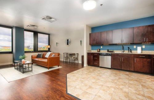 Downtown Pittsburgh Apartment | Sweeping Stadium Views TOP LOCATION BEST VIEWS FAST WIFI 24-7 Gym Lounge Roku
