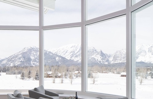 Jackson Hole House | Sweeping Teton views, modern renovation. Minutes from town & National Parks.
