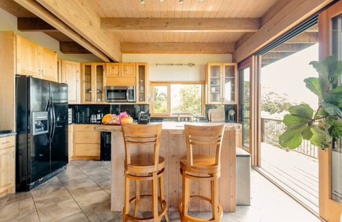 Honaunau-Napoopoo House | Sweeping Views from a Striking Home with Balconies
