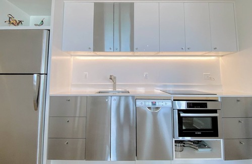 West Queen Anne Apartment | Sweeping Views & Prvt Deck | 2BR w Kitchen+Parking