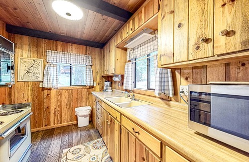 Joseph House | Sweet alpine cabin with mountain views & fireplace - walk to tram & Wallowa Lake