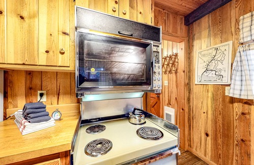 Joseph House | Sweet alpine cabin with mountain views & fireplace - walk to tram & Wallowa Lake