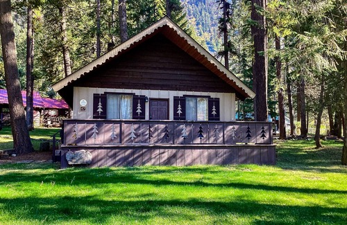 Joseph House | Sweet alpine cabin with mountain views & fireplace - walk to tram & Wallowa Lake