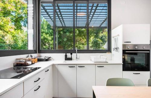 Ra'ananna Apartment | Sweet and rural home in Ra’anana