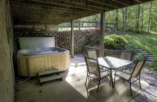 Helmsburg Cabin | Sweet and Secluded Log Home with Outdoor Hot Tub!
