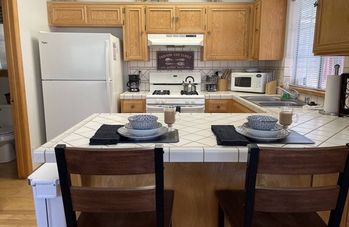 Arrowhead Villas Cabin | Sweet Bear Cabin Mountain Getaway w/King Bed and A/C