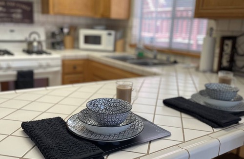Arrowhead Villas Cabin | Sweet Bear Cabin Mountain Getaway w/King Bed and A/C