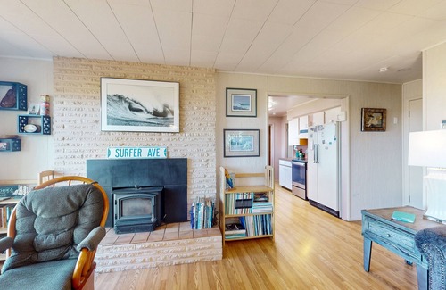 Westport House | Sweet cabin with large deck, free WiFi, near 2 state parks - great surf