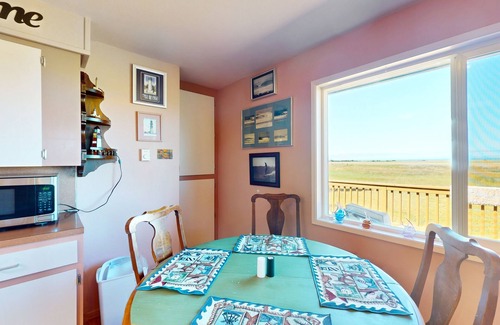 Westport House | Sweet cabin with large deck, free WiFi, near 2 state parks - great surf