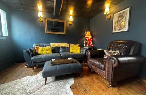 Bury St Edmunds House | Sweet & cosy 10 Bridewell Cottage with parking available upon request