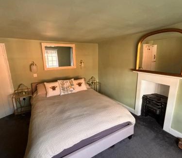 Bury St Edmunds House | Sweet & cosy 10 Bridewell Cottage with parking available upon request