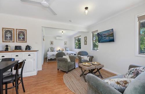 Maleny Apartment | Sweet Cottage, sleeps 4 - stroll to Maleny