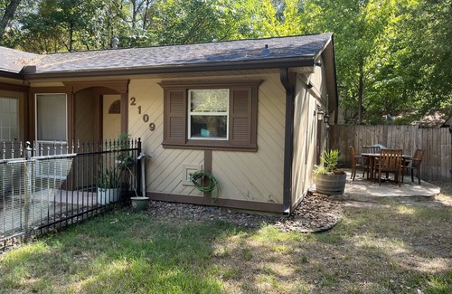 Grogan's Mill House | Sweet & cozy indv. home in The Woodlands, TX. 2-3 min drive to prime locations!