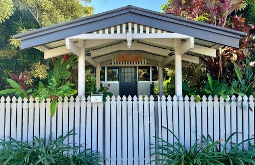 Palm Cove House | Sweet Creek Cottage, Palm Cove, 200m to Beach, Heated Pool, Pets