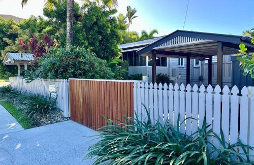 Palm Cove House | Sweet Creek Cottage, Palm Cove, 200m to Beach, Heated Pool, Pets