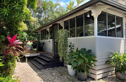 Palm Cove House | Sweet Creek Cottage, Palm Cove, 200m to Beach, Heated Pool, Pets