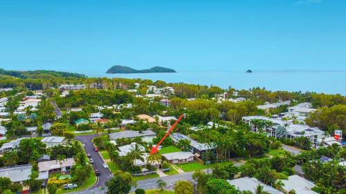 Palm Cove House | Sweet Creek Cottage, Palm Cove, 200m to Beach, Heated Pool, Pets