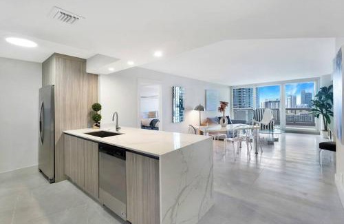 Downtown Miami Apartment | Sweet Dreams! Renovated with Water Views