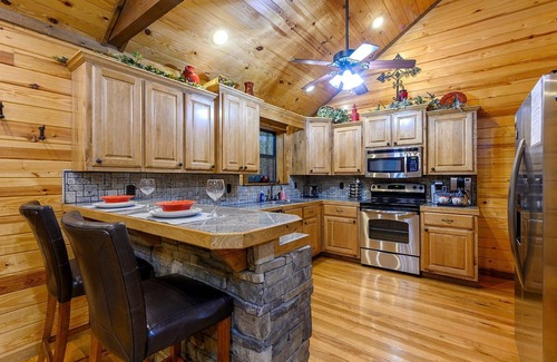 Broken Bow Cabin | Sweet Escape- Honeymoon Cabin. Hot Tub, King Bed & Private Hot tub