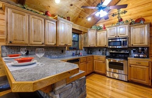 Broken Bow Cabin | Sweet Escape- Honeymoon Cabin. Hot Tub, King Bed & Private Hot tub