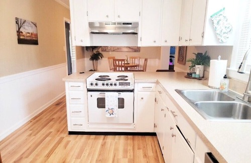 Wilmington House | Sweet Escape is 3 miles to Wrightsville Beach & 8 miles to Downtown Riverfront~