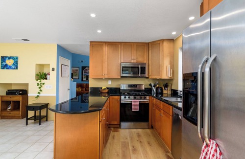 Vista House | Sweet home close to town, Vista! 6 miles to Beach! Dogs welcome!