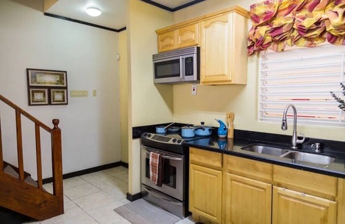 Eden Gardens Apartment | Sweet Kensville: Spacious 3Bedroom Getaway–Central and Relaxing in New Kingston