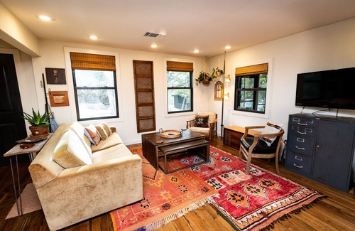 Round Mountain House | Sweet Lake Travis cabin w/ firepit & spa by marina