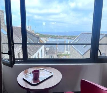 Le Conquet House | Sweet Leon - grande chambre baignoire vue mer