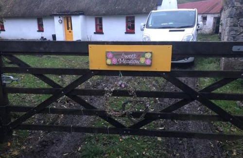Jamestown House | Sweet Meadow A delightful romantic thatched cottage by river Shannon on 4 acres is for peace party family or work from home