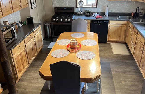 Laurelville Cottage | Sweet Nell’s Cozy Cottage with hot tub in the heart of Hocking Hills.