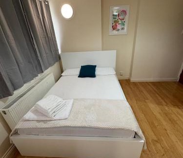 Coldharbour Apartment | Sweet night