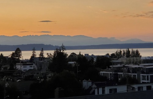 Alki Apartment | Sweet Olympic View, Alki Beach